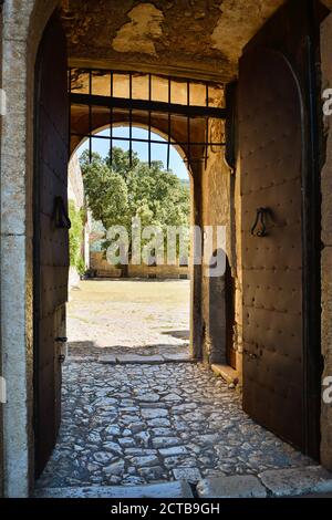 Die Steinmauern und der Turm der berühmten Caetani Burg von Sermoneta, kleine mittelalterliche Stadt in der Region Latium. Italien Stockfoto