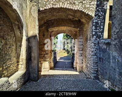 Die Steinmauern und der Turm der berühmten Caetani Burg von Sermoneta, kleine mittelalterliche Stadt in der Region Latium. Italien Stockfoto