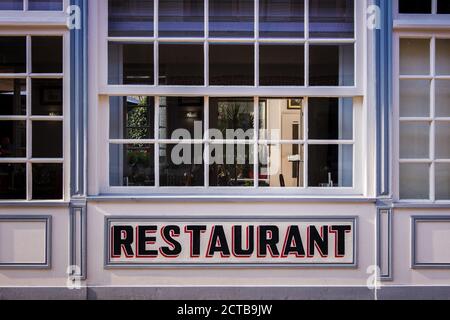 Restaurant Fassade in Frankreich . Restaurant-Text in Großbuchstaben Stockfoto