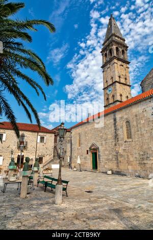 Blick auf die katholische Kirche des Heiligen Nikolaus auf dem Hauptplatz der Innenstadt von Perast, Montenegro Stockfoto