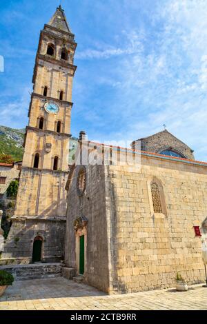 Blick auf die katholische Kirche des Heiligen Nikolaus auf dem Hauptplatz der Innenstadt von Perast, Montenegro Stockfoto