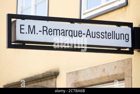 22. September 2020, Niedersachsen, Osnabrück: An der Fassade des Erich Maria Remarque Friedenszentrums und des Archivs hängt ein Schild. Der 50. Todestag des Schriftstellers Remarque wird gefeiert. Remarque wurde am 22. Juni 1898 in Osnabrück geboren. Sein 1930 verfilmter Antikriegsroman 'im Westen nichts Neues' erlangte Weltruhm. Remarque starb am 25. September 1970 in Locarno, Schweiz. Foto: Friso Gentsch/dpa Stockfoto