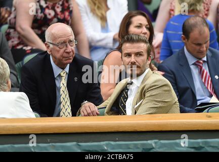 David Beckham und Bobby Charlton . WIMBLEDON TENNIS CHAMPIONSHIPS 2014. Bild : © Mark Pain / Alamy Stockfoto