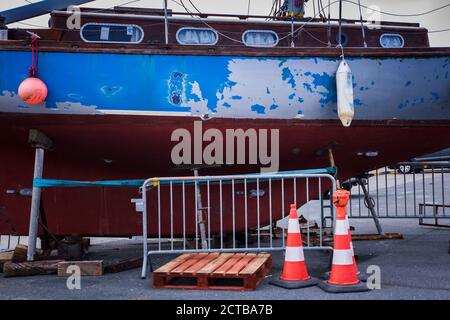 Altes Boot wird im Hafen repariert. Normandie Stockfoto