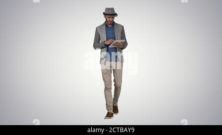 Arab Presenter in Casual Walking mit Tablet und Blättern Seiten o Stockfoto