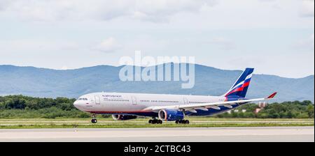 Russland, Wladiwostok, 08/17/2020. Passagierflugzeug Airbus A330 von Aeroflot Airlines auf der Start- und Landebahn. Ferien- und Reisekonzept. Aviati Stockfoto