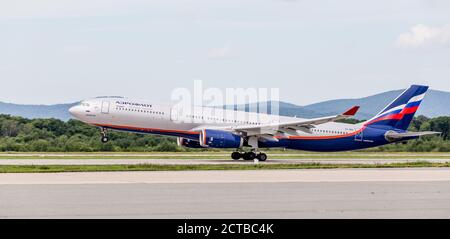 Russland, Wladiwostok, 08/17/2020. Passagierflugzeug Airbus A330 von Aeroflot Airlines hebt ab. Ferien- und Reisekonzept. Luftfahrt und Transport Stockfoto