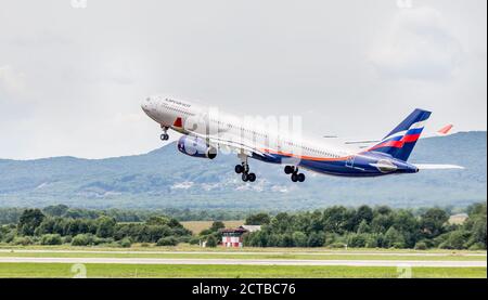 Russland, Wladiwostok, 08/17/2020. Passagierflugzeug Airbus A330 von Aeroflot Airlines hebt ab. Ferien- und Reisekonzept. Luftfahrt und Transport Stockfoto