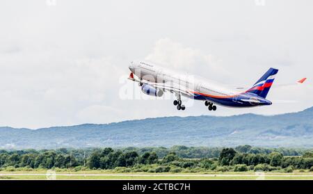 Russland, Wladiwostok, 08/17/2020. Passagierflugzeug Airbus A330 von Aeroflot Airlines hebt ab. Ferien- und Reisekonzept. Luftfahrt und Transport Stockfoto