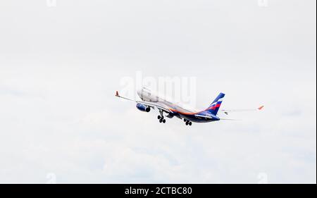 Russland, Wladiwostok, 08/17/2020. Passagierflugzeug Airbus A330 von Aeroflot Airlines in einem Himmel. Ferien- und Reisekonzept. Luftfahrt und Transportati Stockfoto