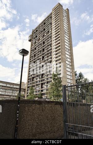 Trellick Tower aus dem Südosten, London Stockfoto