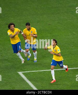 Neymar feiert Scoring seinen Ausgleich für Brasilien 1-1 Brasilien gegen Kroatien -Brasilien World Cup 2014. Bild : Mark Pain / Alamy 12/6/2014 Stockfoto