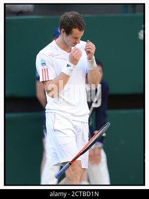 ANDY MURRAY AUF DEM WEG ZUM SIEG GEGEN JO-WILFRIED TSONGA IM MNS-HALBFINALE. WIMBLEDON 2012. BILD :© MARK PAIN /ALAMY STOCK FOTO Stockfoto