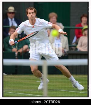 ANDY MURRAY AUF DEM WEG ZUM SIEG GEGEN JO-WILFRIED TSONGA IM MNS-HALBFINALE. WIMBLEDON 2012. BILD :© MARK PAIN /ALAMY STOCK FOTO Stockfoto