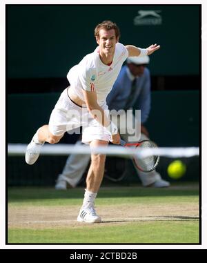 ANDY MURRAY AUF DEM WEG ZUM SIEG GEGEN JO-WILFRIED TSONGA IM MNS-HALBFINALE. WIMBLEDON 2012. BILD :© MARK PAIN /ALAMY STOCK FOTO Stockfoto