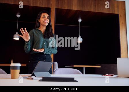Geschäftsfrau Mit Digital Tablet Geben Präsentation In Modernen Offenen Plan Büro Stockfoto