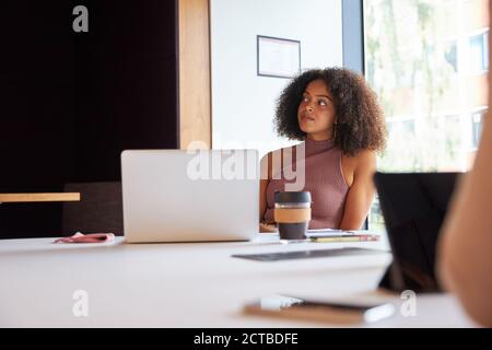 Geschäftsfrau Mit Laptop Bei Gesellschaftlich Distanzierten Treffen Im Büro Während Gesundheitliche Pandemie Stockfoto
