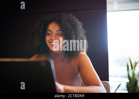 Porträt Der Geschäftsfrau Sitzt Am Meeting-Tisch Arbeiten Auf Laptop Im Modernen Open Plan Office Stockfoto
