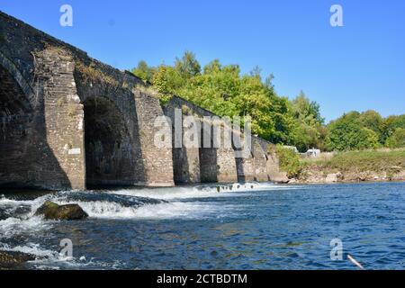 Der Fluss Usk in Abergavenny, alte Brücke über den Fluss, die an den Burgwiesen im Stadtzentrum vorbeifließt. Wunderschöne Naturlandschaft Stockfoto