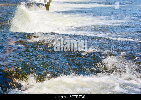 Der Fluss Usk in Abergavenny, alte Brücke über den Fluss, die an den Burgwiesen im Stadtzentrum vorbeifließt. Wunderschöne Naturlandschaft Stockfoto