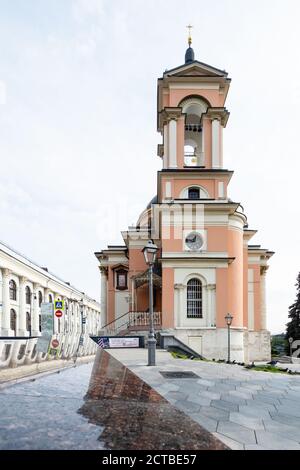 MOSKAU, RUSSLAND - 13. SEPTEMBER 2020: Glockenturm der Kirche Barbara des Großen Märtyrers in der Varvarka-Straße in der Nähe des Gebäudes des Alten Handelsgerichts in Moskau Stockfoto