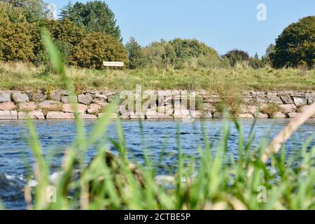 Der Fluss Usk in Abergavenny, alte Brücke über den Fluss, die an den Burgwiesen im Stadtzentrum vorbeifließt. Wunderschöne Naturlandschaft Stockfoto