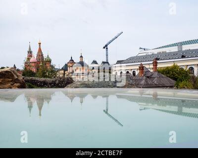 MOSKAU, RUSSLAND - 13. SEPTEMBER 2020: Moskauer Stadtbild mit сonstruction Kran und Türme der Pokrovsky Kathedrale und Kreml und Tempel von Barbara der Stockfoto