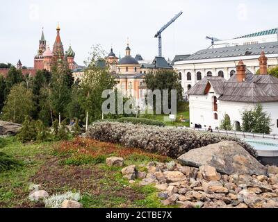 MOSKAU, RUSSLAND - 13. SEPTEMBER 2020: Moskauer Stadtbild mit alten englischen Hof und Türme der Pokrovsky Kathedrale und Kreml und Tempel von Barbara der G Stockfoto