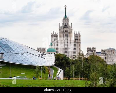 MOSKAU, RUSSLAND - 13. SEPTEMBER 2020: Moskauer Stadtbild mit Glasdach des großen Amphitheatre der städtischen Zaryadye Park und Kotelnicheskaya Embankment apar Stockfoto