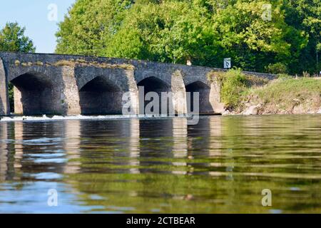 Der Fluss Usk in Abergavenny, alte Brücke über den Fluss, die an den Burgwiesen im Stadtzentrum vorbeifließt. Wunderschöne Naturlandschaft Stockfoto