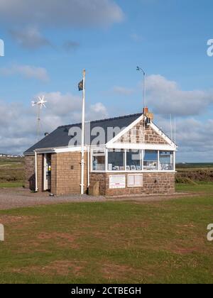 Die Worms Head National Coastwatch Institution Aussichtsgebäude und AT Worms Head Rhossili Gower Peninsula Wales Großbritannien Stockfoto