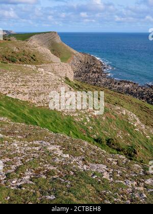 Das alte Pfarrhaus ein islaziertes Haus in der Landschaft und Strand am Rhossili Beach auf der Gower Peninsula Wales Großbritannien Stockfoto