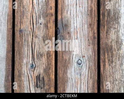 Nasse, schäbige Holzplanken mit Pflasterung im Freien auf dem Pier in der Nähe Nach oben Stockfoto
