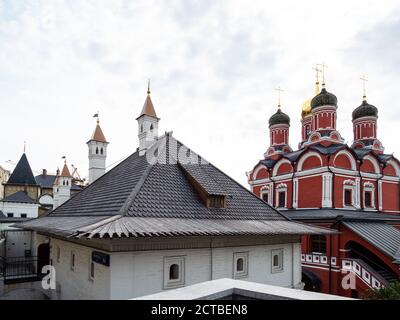 Dach des Old English Court und Blick auf rot die kirche des Znamenski Klosters im Hof des Alten Zaren von Varvarka Straße in Moskau Stadt im Herbst morni Stockfoto