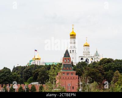 Blick auf Konstantino-EleninskayaTower und Ivan der große Glockenturm von Moskauer Kreml aus Sarjadje Park in Moskau Stadt im September Stockfoto