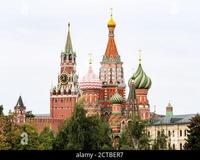 Blick auf die Pokrovsky Kathedrale und den Spasskaya Turm des Moskauer Kremls Von Sarjadje Park in der Moskauer Stadt im September Stockfoto