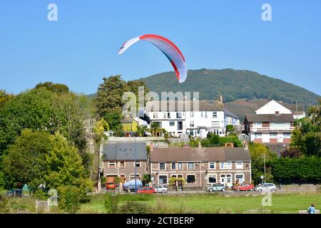 Der Fluss Usk in Abergavenny, alte Brücke über den Fluss, die an den Burgwiesen im Stadtzentrum vorbeifließt. Wunderschöne Naturlandschaft Stockfoto