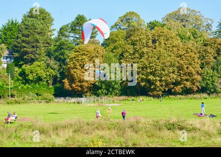 Der Fluss Usk in Abergavenny, alte Brücke über den Fluss, die an den Burgwiesen im Stadtzentrum vorbeifließt. Wunderschöne Naturlandschaft Stockfoto