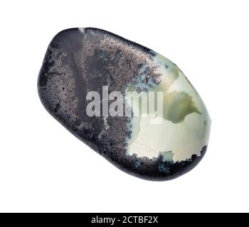 Getaumeltes Teisky Jade (Hantigyrit, chakassische Serpentin) Gestein aus Magnetit, Serpentin, Hämatit Mineralien Ausschnitt auf weißem Hintergrund Stockfoto