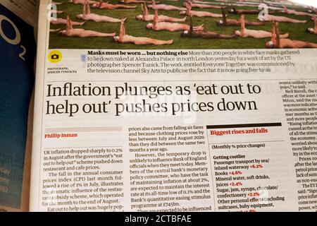 „die Inflation sinkt, da „Essen Sie aus, um zu helfen“ die Preise treibt Down' Inside page Guardian Zeitung Schlagzeile am 17 2020. September London, England, Großbritannien Stockfoto