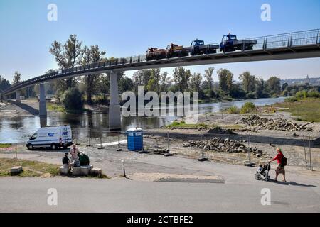 Prag, Tschechische Republik. September 2020. Belastungstest auf der neuen Troja-Fußgängerbrücke in Prag, Tschechische Republik, am 22. September 2020. Kredit: VIT Simanek/CTK Foto/Alamy Live Nachrichten Stockfoto