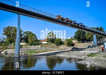 Prag, Tschechische Republik. September 2020. Belastungstest auf der neuen Troja-Fußgängerbrücke in Prag, Tschechische Republik, am 22. September 2020. Kredit: VIT Simanek/CTK Foto/Alamy Live Nachrichten Stockfoto