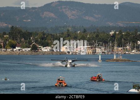 Ein Hafenflugzeug landet, während Walbeobachtungstouren am Binnenhafen in Victoria, British Columbia, Kanada, starten. Stockfoto