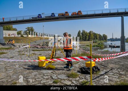 Prag, Tschechische Republik. September 2020. Belastungstest auf der neuen Troja-Fußgängerbrücke in Prag, Tschechische Republik, am 22. September 2020. Kredit: VIT Simanek/CTK Foto/Alamy Live Nachrichten Stockfoto