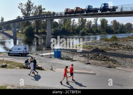 Prag, Tschechische Republik. September 2020. Belastungstest auf der neuen Troja-Fußgängerbrücke in Prag, Tschechische Republik, am 22. September 2020. Kredit: VIT Simanek/CTK Foto/Alamy Live Nachrichten Stockfoto