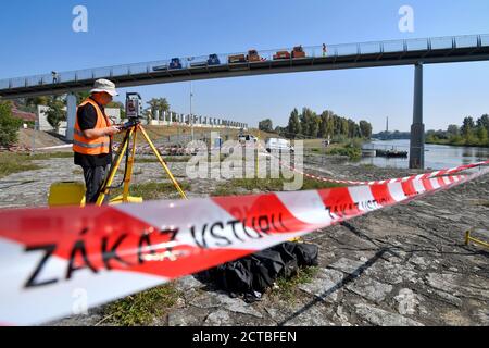 Prag, Tschechische Republik. September 2020. Belastungstest auf der neuen Troja-Fußgängerbrücke in Prag, Tschechische Republik, am 22. September 2020. Kredit: VIT Simanek/CTK Foto/Alamy Live Nachrichten Stockfoto