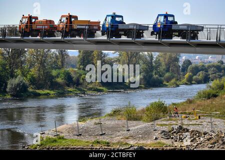 Prag, Tschechische Republik. September 2020. Belastungstest auf der neuen Troja-Fußgängerbrücke in Prag, Tschechische Republik, am 22. September 2020. Kredit: VIT Simanek/CTK Foto/Alamy Live Nachrichten Stockfoto