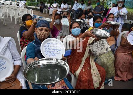 Kalkutta, Indien. September 2020. Frauenflügel des All India Trinamool Congress (AITC) Aktivisten protestieren mit einer sechsstündigen Demonstration in der Nähe der Gandhi-Statue gegen die Bauern, die Handel und Handel produzieren (Förderung und Erleichterung) und die Bauern (Ermächtigung und Schutz) Abkommen über Preissicherung und landwirtschaftliche Dienstleistungen Gesetzesentwürfe 2020, Die am 17. Und 20. September von der Lok Sabha und Rajya Sabha jeweils übergeben wurden. (Foto von Biswarup Ganguly/Pacific Press) Quelle: Pacific Press Media Production Corp./Alamy Live News Stockfoto