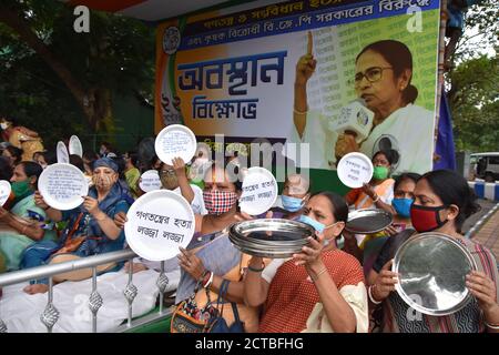 Kalkutta, Indien. September 2020. Frauenflügel des All India Trinamool Congress (AITC) Aktivisten protestieren mit einer sechsstündigen Demonstration in der Nähe der Gandhi-Statue gegen die Bauern, die Handel und Handel produzieren (Förderung und Erleichterung) und die Bauern (Ermächtigung und Schutz) Abkommen über Preissicherung und landwirtschaftliche Dienstleistungen Gesetzesentwürfe 2020, Die am 17. Und 20. September von der Lok Sabha und Rajya Sabha jeweils übergeben wurden. (Foto von Biswarup Ganguly/Pacific Press) Quelle: Pacific Press Media Production Corp./Alamy Live News Stockfoto