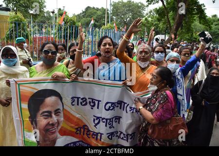 Kalkutta, Indien. September 2020. Frauenflügel des All India Trinamool Congress (AITC) Aktivisten protestieren mit einer sechsstündigen Demonstration in der Nähe der Gandhi-Statue gegen die Bauern, die Handel und Handel produzieren (Förderung und Erleichterung) und die Bauern (Ermächtigung und Schutz) Abkommen über Preissicherung und landwirtschaftliche Dienstleistungen Gesetzesentwürfe 2020, Die am 17. Und 20. September von der Lok Sabha und Rajya Sabha jeweils übergeben wurden. (Foto von Biswarup Ganguly/Pacific Press) Quelle: Pacific Press Media Production Corp./Alamy Live News Stockfoto